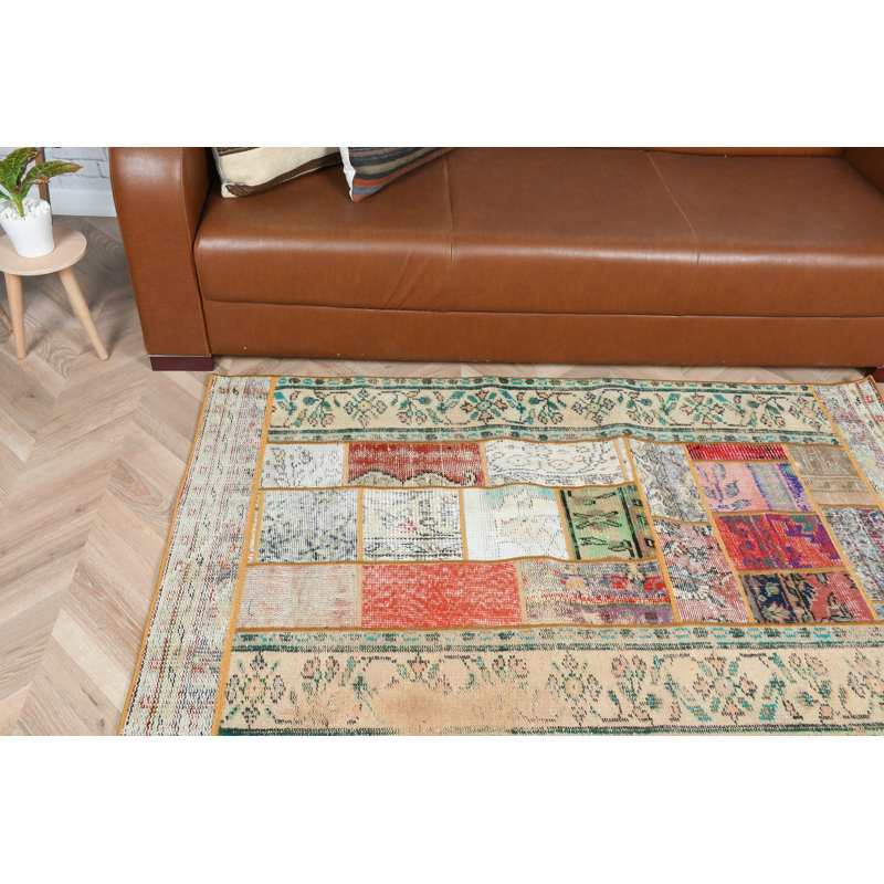 Tapis patchwork turc rétro fabriqué à la main avec un design vibrant et un motif unique pour la décoration intérieure