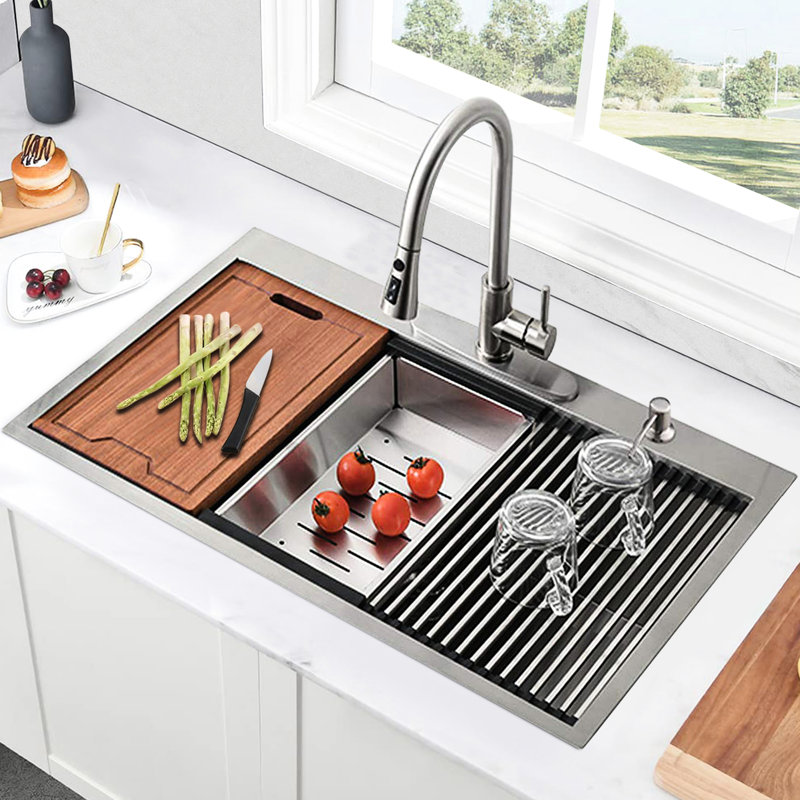 Évier de cuisine en acier inoxydable de 33 po - avec rebord et accessoires pour une utilisation pratique au design moderne