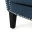 Fauteuil club bleu marine avec tissu fin et pieds en bois de bouleau