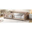 Lit plateforme simple en bois avec garde-corps et tablettes de rangement, naturel