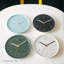 Horloges murales analogiques rondes vertes-649191593