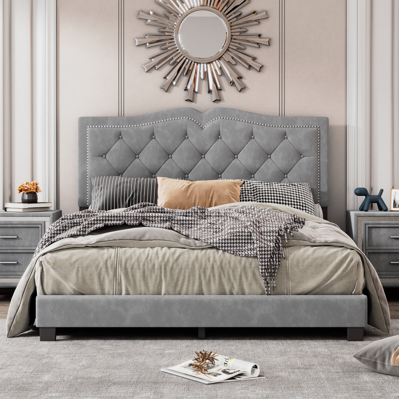 Grand lit plateforme gris avec rivet et tête de lit embelli, revêtu de velours, de contreplaqué et d'une touche de garniture moderne, confortable