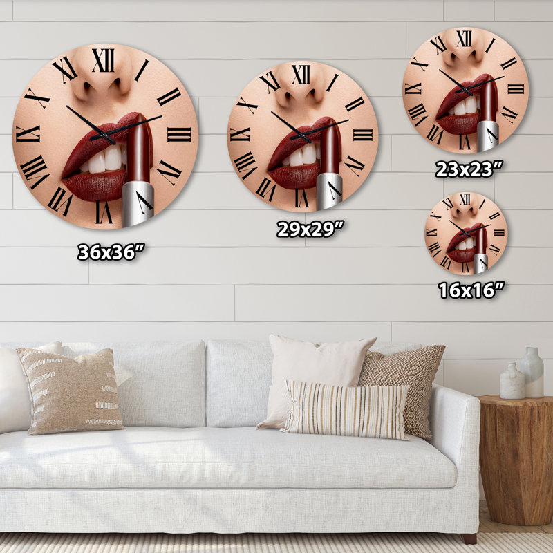 Femme appliquant du rouge à lèvres rouge sur les lèvres - horloge murale moderne, Petit