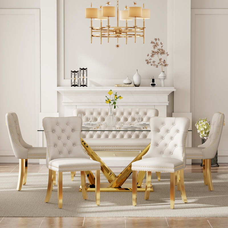 Ensemble de salle à manger rectangulaire de luxe en verre avec 4 à 6 chaises et banc capitonnés en velours et garniture cloutée.