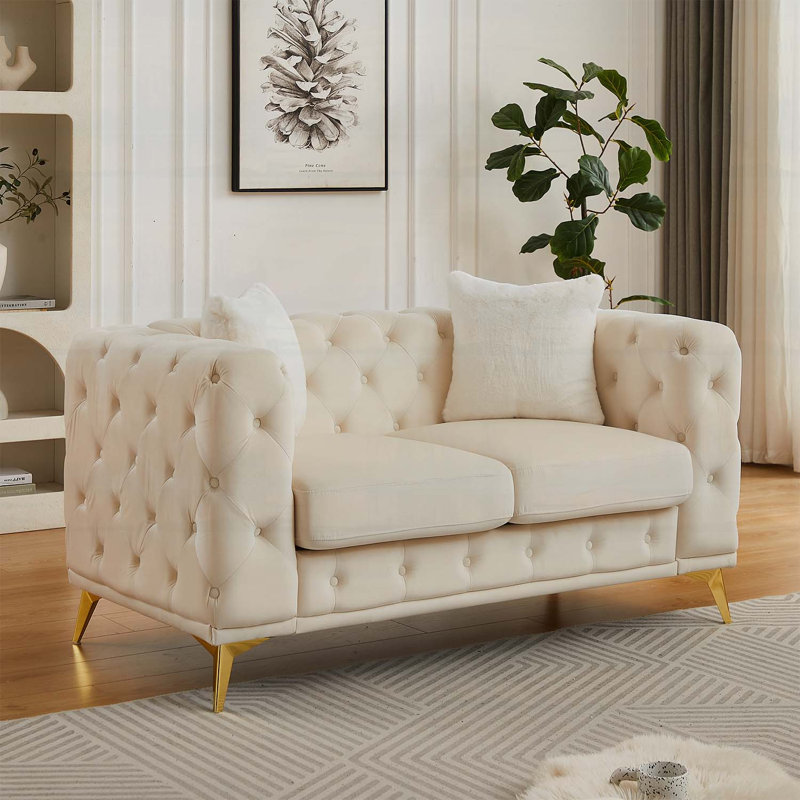 Luxueux canapé de style Chesterfield en velours avec détails capitonnés et pieds en métal, y compris 2 coussins décoratifs, beige
