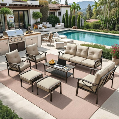 Ensemble de mobilier de jardin en métal, collection 7, 9 places, coussins beiges hydrofuges de 10 cm d'épaisseur, structure kaki, housses imperméables, table basse pour piscine. Parfait pour relaxer à l’extérieur.