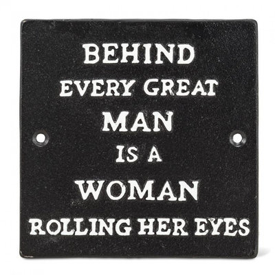 Derrière chaque grand homme se trouve une femme qui roule des yeux