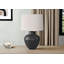 Élégante lampe de table en forme d'urne avec base texturée et éclairage réglable à 3 voies