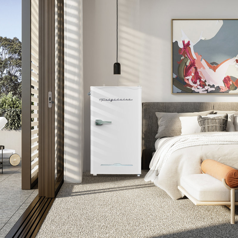 Frigidaire® 3,2 pi³ Réfrigérateur de bar rétro avec ouvre-bouteille latéral 65 watts, blanc, Blanc