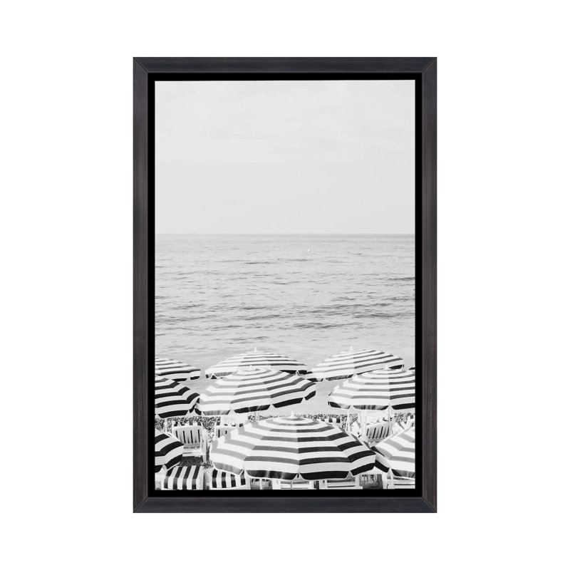 Riviera Umbrellas noir et blanc par Ruby and B - reproduction de photo, H 26 po x l 18 po x 1,5 po