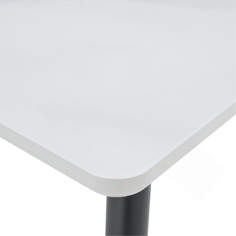 Table de salle à manger rectangulaire moderne et minimaliste, pouvant accueillir de 4 à 6 personnes. Comptoir en verre trempé + panneau de fibres à densité moyenne inférieur, texture imitation marbre, pieds fuselés en métal noir. Convient aux restaurants minimalistes.