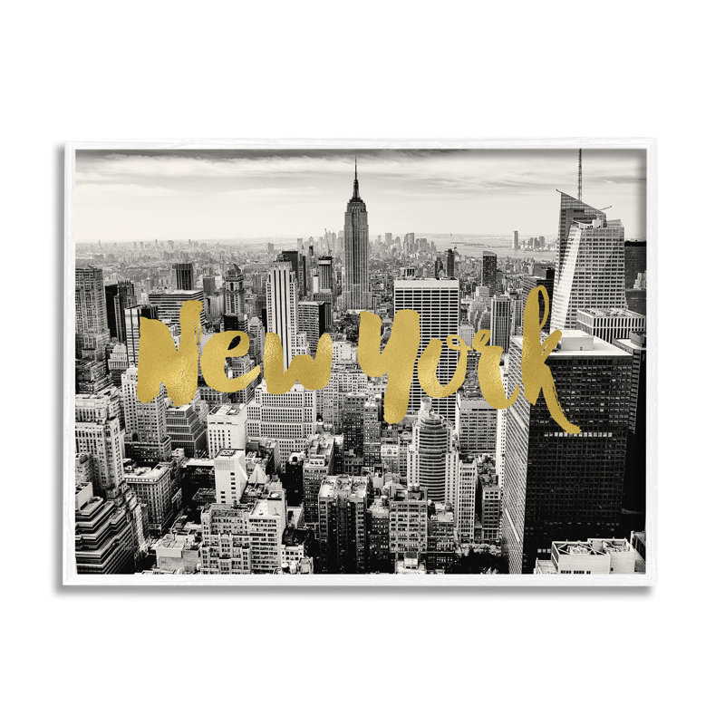 «Urban New York City Skyline Glam», impression de typographie, L 20 po x H 20 po, Giclée encadrée blanc bord de mer