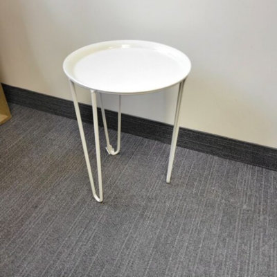 Table en métal avec pieds en épingle