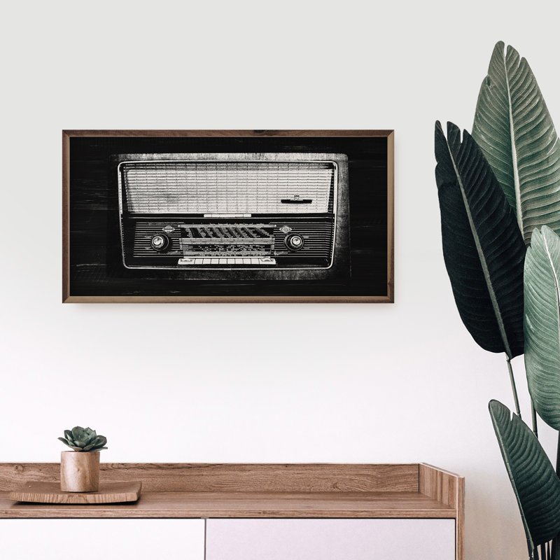 Radio en noir et blanc, H 8 po x l 16 po