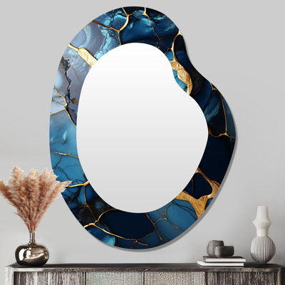 Or de Cumbria et mosaïque de marbre bleu saphir V - miroir abstrait de forme unique, miroir mural asymétrique doré, impression d'art en métal