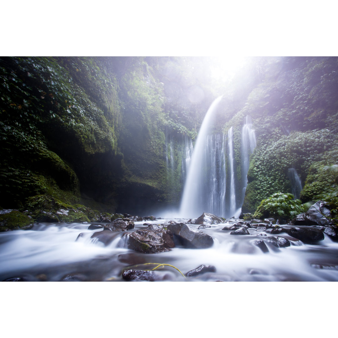 Lombok Wasserfall von Itsskin - Kunstdrucke auf Leinwand