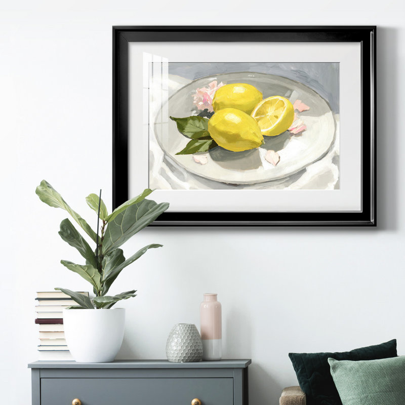«Lemons On A Plate I», reproduction encadrée de qualité supérieure - prête à être accrochée, Noir
