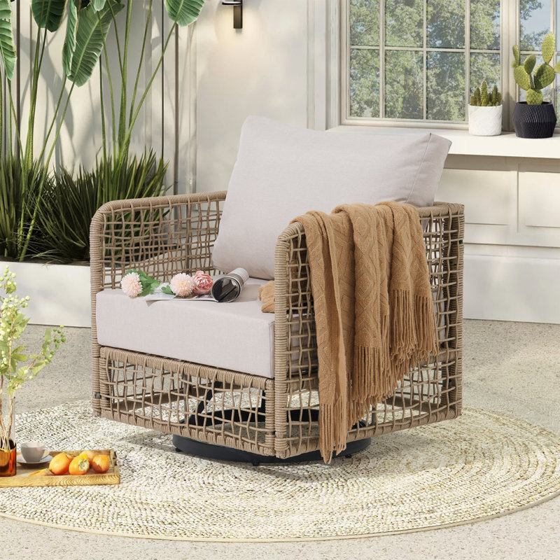 Chaise pivotante d'extérieur en osier avec coussins