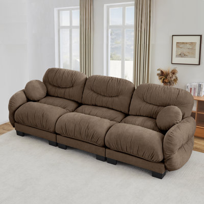 Canapé modulaire confortable en tissu de chenille plissé 3 places avec siège ergonomique en mousse haute densité, accoudoirs arrondis arrondis et 2 coussins décoratifs ronds, brun