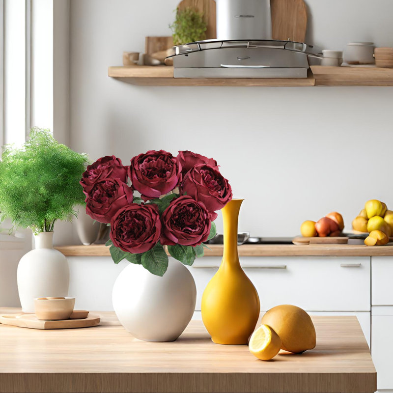 Buisson de roses en pleine floraison, Prune