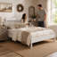Grand lit plateforme en bois Bolton avec tête de lit à broche classique, design organique moderne, lattes anti-bruit fixes-133600069