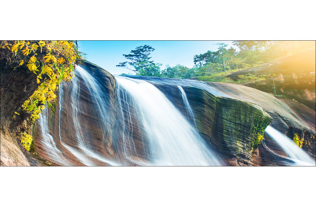 Jungle Waterfall – Rahmenloser Panorama-Kunstdruck auf Floatglas