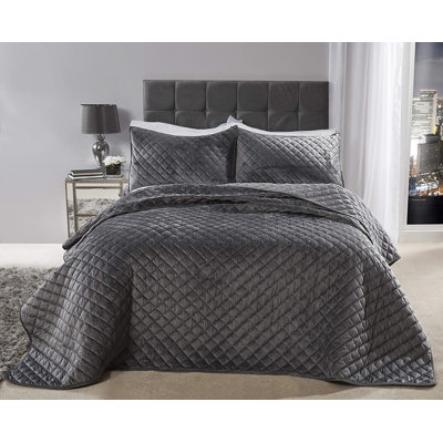 Kacie Polyester Solid Colour Bedspread with Pillow Shams