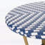 Charmante table bistro française avec structure en aluminium et rotin en polyéthylène, parfaite pour la détente et l'élégance à l'extérieur.