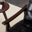 Chaise d'appoint Mid-Century moderne avec structure entièrement en bois massif, fauteuil rembourré avec similicuir capitonné pour salon, chambre à coucher, bureau, coin lecture, similicuir-972073851
