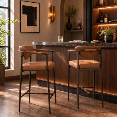 Ensemble de 2 tabourets de bar vintage, hauteur de comptoir, structure en fer, revêtement en similicuir, accoudoirs et dossier incurvé pour îlot de cuisine.