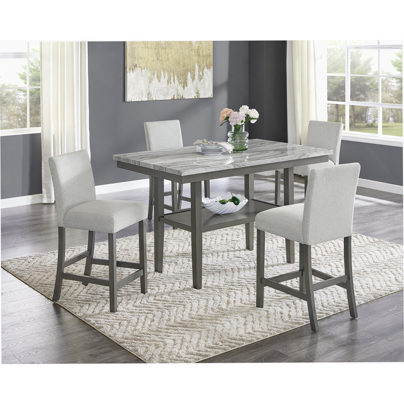 Ensemble de salle à manger 5 pièces à hauteur de comptoir avec plateau en faux marbre, chaises rembourrées et tablette de rangement intégrée.