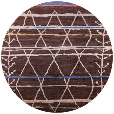 Tapis brun à motif géométrique
