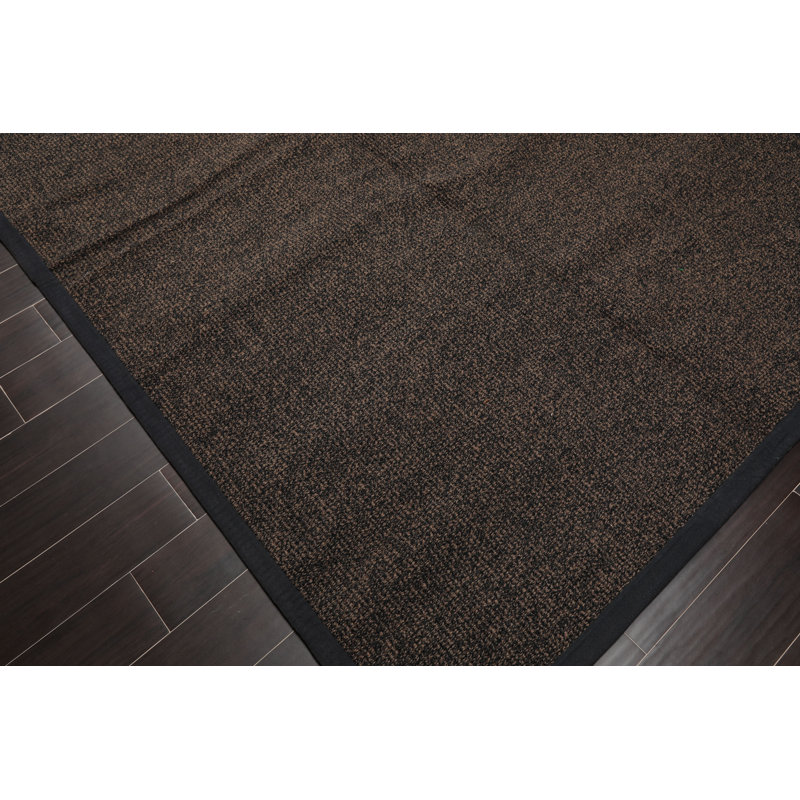 Tapis noir en laine crocheté