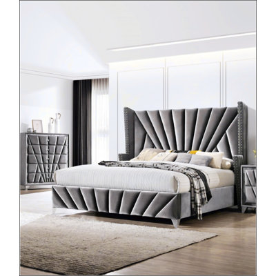 Élégante tête de lit tapissier à oreilles en tissu gris avec garniture cloutée et motif Art déco