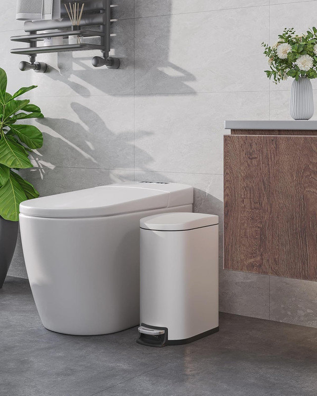 Poubelle de salle de bain en métal 2,6 gallons avec couvercle, poubelle à pédale mince avec fermeture en douceur et seau intérieur