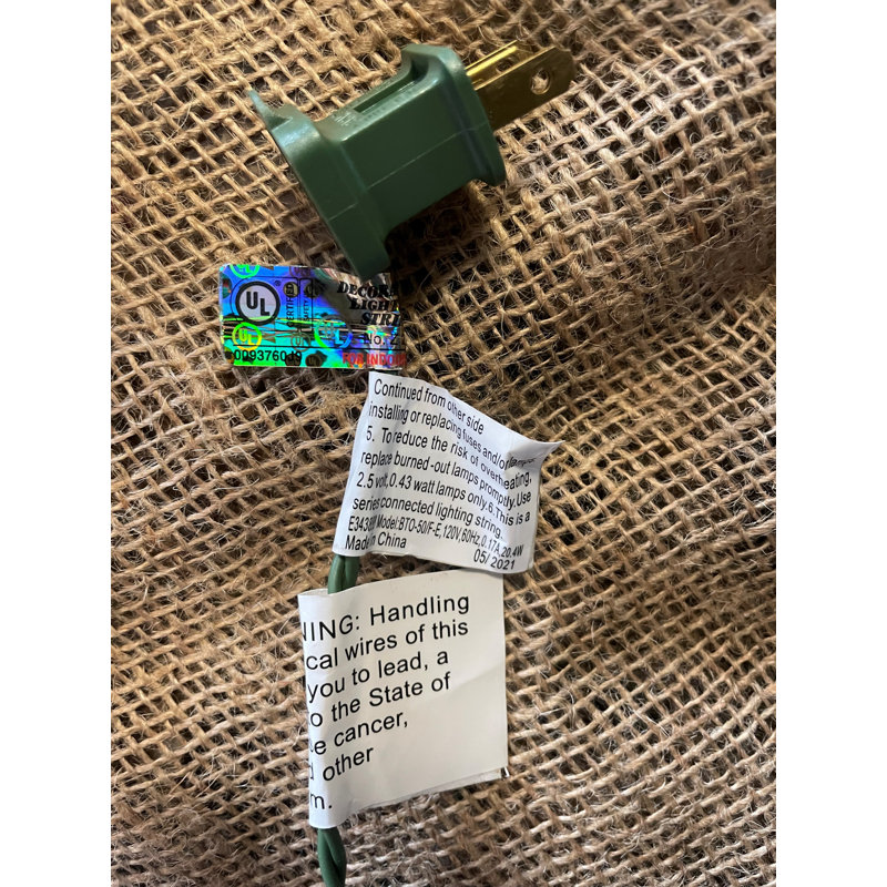 Pin artificiel pré-éclairé avec cônes 48 po