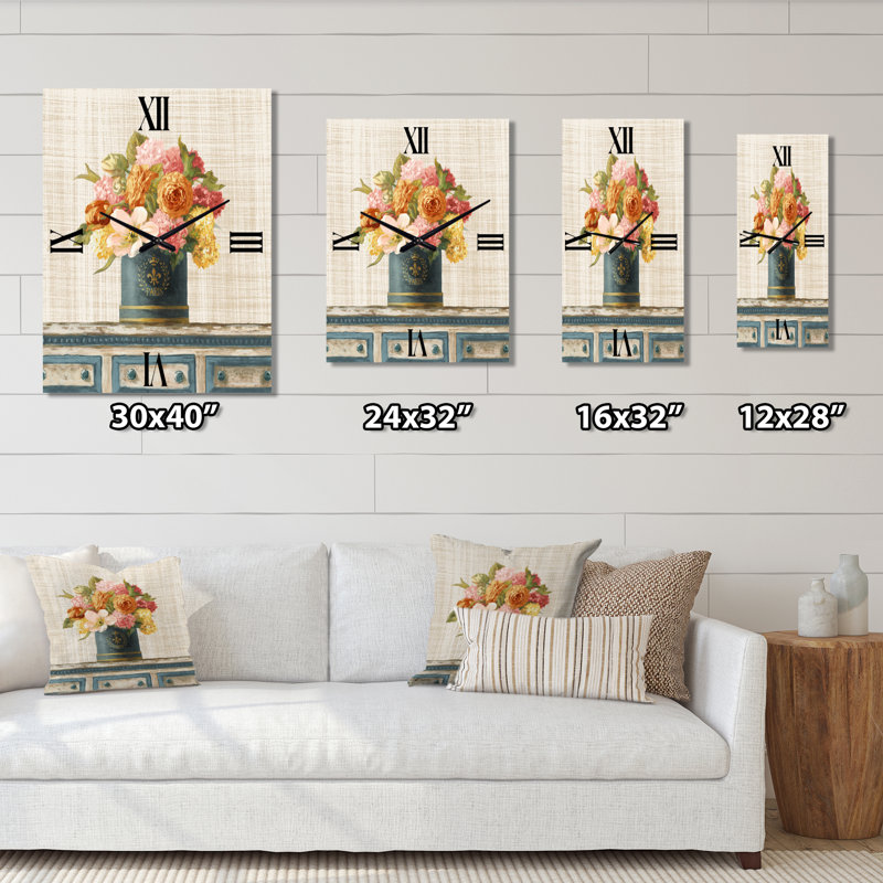Tulipes dans une boîte à chapeaux sarcelle et dorée sur lin - Horloge murale florale en métal, Petit