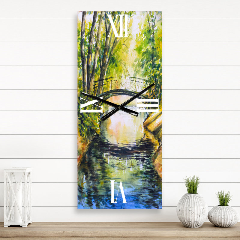Pont au-dessus de l'eau troublée dans Forest Park - Horloge murale Lake House, Grand
