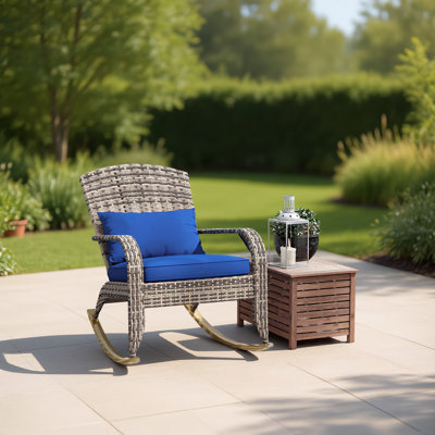 Chaise berçante Adirondack en osier bleu foncé à haut dossier avec coussin et coussin
