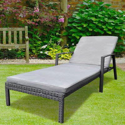 Chaise longue d'extérieur en rotin et osier gris