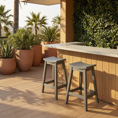 Ensemble de 2 tabourets de bar en PEHD gris, hauteur de bar extérieure 24 po, tabouret de patio robuste résistant aux intempéries pour la piscine, la cour arrière, le balcon et l'assemblage facile