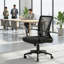 Chaise ergonomique noire en filet avec dossier pivotant, soutien lombaire, hauteur réglable et accoudoirs.