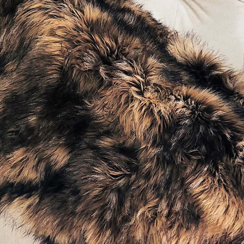 Jeté de luxe fabriqué à la main Plutus brun Mountain Coyote, l 114 po x L 120 po