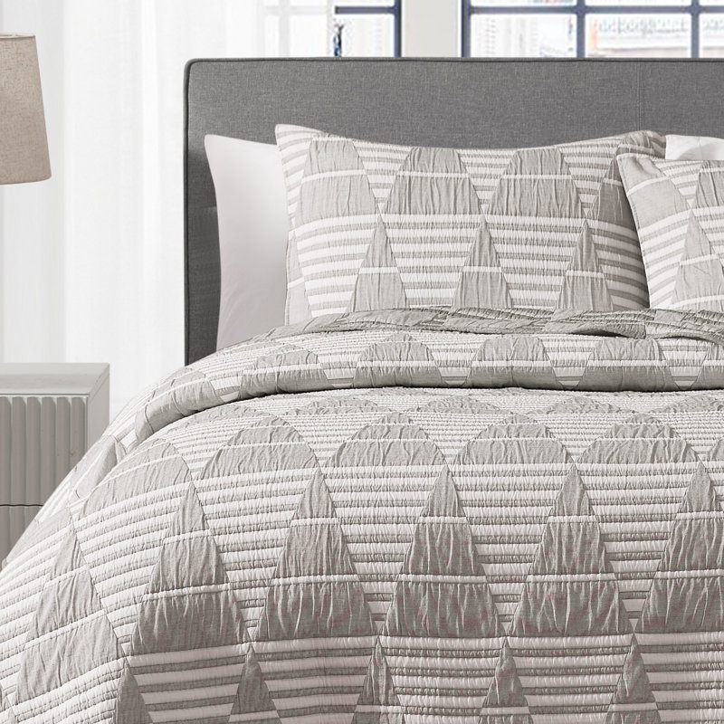 DESIGN STUDIO Trigon 3-Piece All-Season Soft Woven Matelasse Jacquard Reversible Cotton Blend Quilt Set, Tan