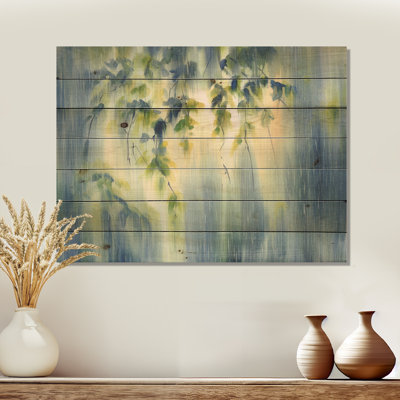 «Rain Raining Down In Green Lit Forest II», reproduction de maison de lac sur bois naturel