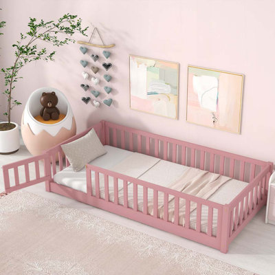 Lit plateforme en bois avec clôture et porte