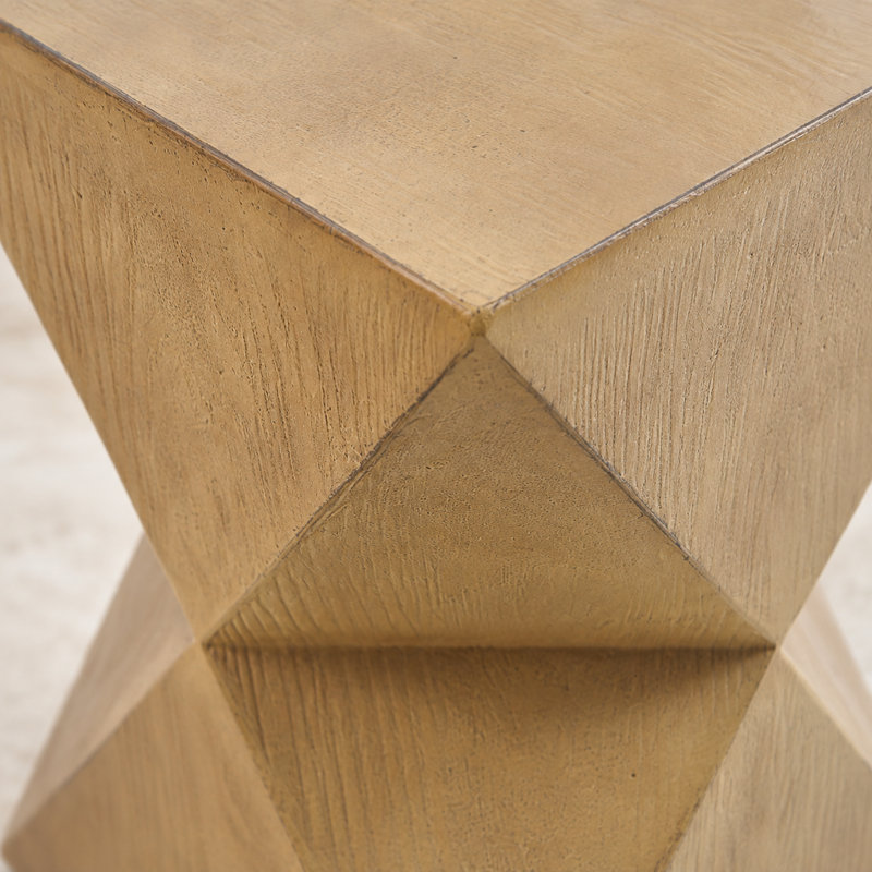 Table d'appoint en béton naturel de 36,6 cm (14,39 po) avec symétrie prismatique et texture lisse à grain de bois