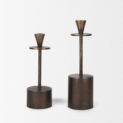 Petria est un ensemble de deux porte-bougies fuselés en aluminium coulé au fini noir mat texturé.