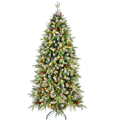 Arbre de Noël artificiel pré-éclairé avec pointes abondantes, verdure givrée, baies rouges, pommes de pin et support robuste pour une décoration festive intérieure