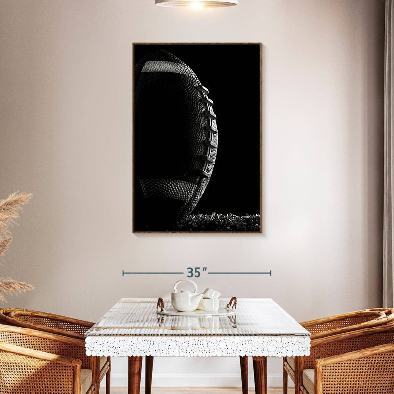 Football monochrome, Cadre flottant noyer, 31" x 46"